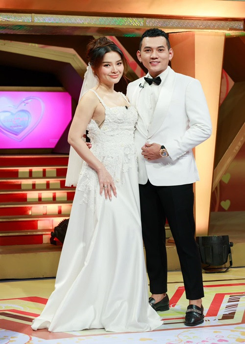 Phương Trinh Jolie và chồng trẻ tham gia chương trình Vợ chồng son. Trong chương trình, cả hai bật mí chuyện sống chung trong thời gian đầu. Theo Lý Bình, anh không thể ngờ vợ có tính tiết kiệm thái quá, nóng nảy.