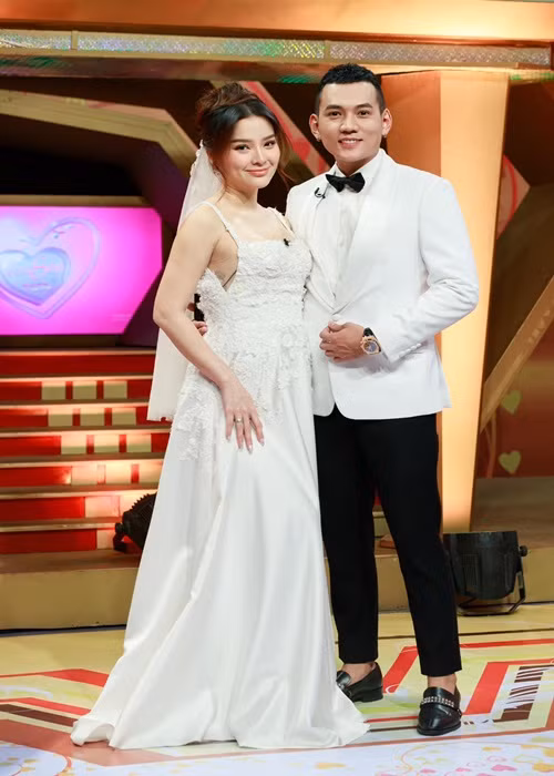 Phương Trinh Jolie và chồng trẻ tham gia chương trình Vợ chồng son. Trong chương trình, cả hai bật mí chuyện sống chung trong thời gian đầu. Theo Lý Bình, anh không thể ngờ vợ có tính tiết kiệm thái quá, nóng nảy.