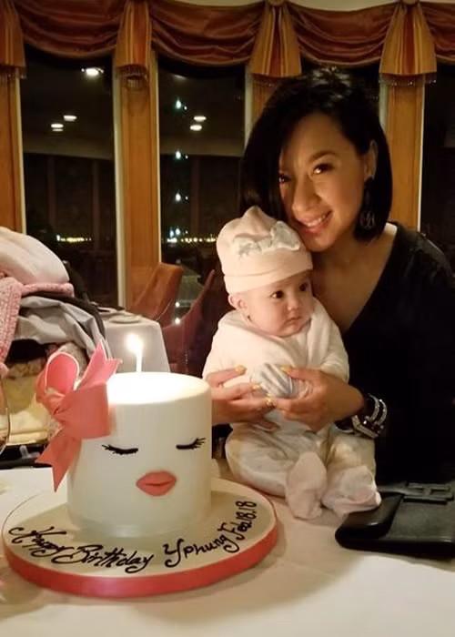 Y Phụng từng có quan điểm không muốn sinh con để giữ dáng. Tuy nhiên, nhìn các gia đình quây quần mỗi dịp lễ Tết, cô thay đổi quan điểm. Y Phụng không lên bất cứ kế hoạch gì và may mắn sinh đẻ rất dễ dàng ở tuổi 40. Ảnh: Dân Việt