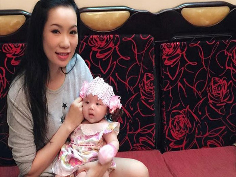 Ở tuổi 43, Trịnh Kim Chi hạ sinh con gái thứ hai sau hơn 10 năm cô con gái đầu lòng ra đời. Ảnh: FBNV