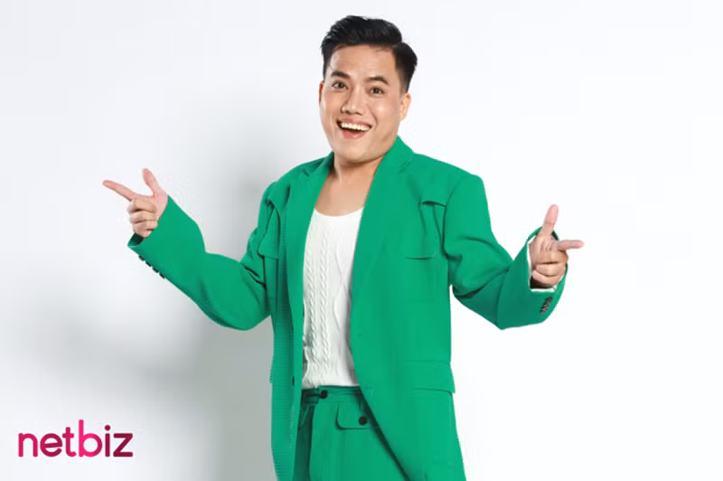 Vào năm 2016, Duy Khương có trong tay 23 tỷ đồng. “Tôi làm ăn rất thuận lợi, tôi để dành tiền, tôi mua đất. Mua xong để đó đến khi đất lên giá, tôi bán. Tôi không hiểu tại sao mình lại có nhiều tiền như vậy luôn", quán quân Đấu trường tiếu lâm chia sẻ. Ảnh: VTC