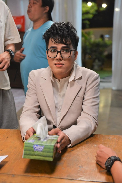 Duy Khương từng bị một người bạn làm ăn chung lừa gạt và nợ lại ngân hàng số tiền hơn 8 tỷ đồng. Đến khi bán đất trả hết nợ, anh từng suy sụp, không muốn đi diễn. Ảnh: Yan