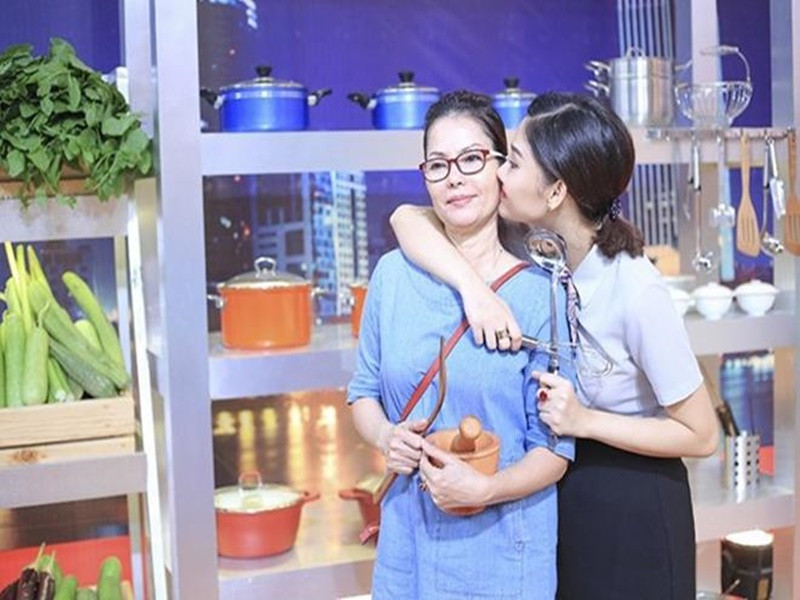 Gia đình của Miu Lê hết khó khăn khi mẹ của cô mua căn nhà, sửa sang lại rồi bán lấy lời. Sau này, Miu Lê đi hát, đóng phim, có thu nhập hơn các nghề khác. Cô thừa nhận, bản thân không phải lo cho gia đình, kiếm được bao nhiêu tiền chỉ xài cho bản thân. Ảnh: Khám phá