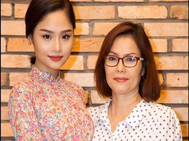 Gia đình của Miu Lê từng khó khăn. Trong cuộc phỏng vấn với Zing, nữ ca sĩ cho biết, bố mẹ trước đây không hề khá giả, phải xây dựng nên từ hai bàn tay trắng. Ảnh: Khám phá