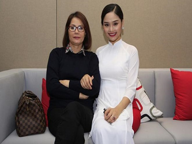 Miu Lê chia sẻ trên Người lao động về ký ức mẹ cặm cụi may bộ đồng phục cho học sinh. Mới học lớp 1, chị em Miu Lê đã được mẹ mua cho chiếc kéo để phụ cắt chỉ quần áo. Ảnh: Khám phá