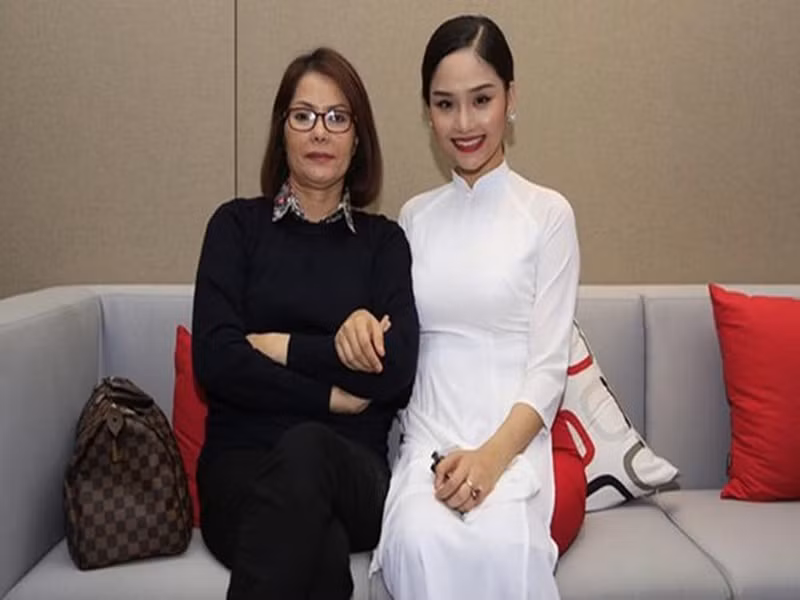 Miu Lê chia sẻ trên Người lao động về ký ức mẹ cặm cụi may bộ đồng phục cho học sinh. Mới học lớp 1, chị em Miu Lê đã được mẹ mua cho chiếc kéo để phụ cắt chỉ quần áo. Ảnh: Khám phá