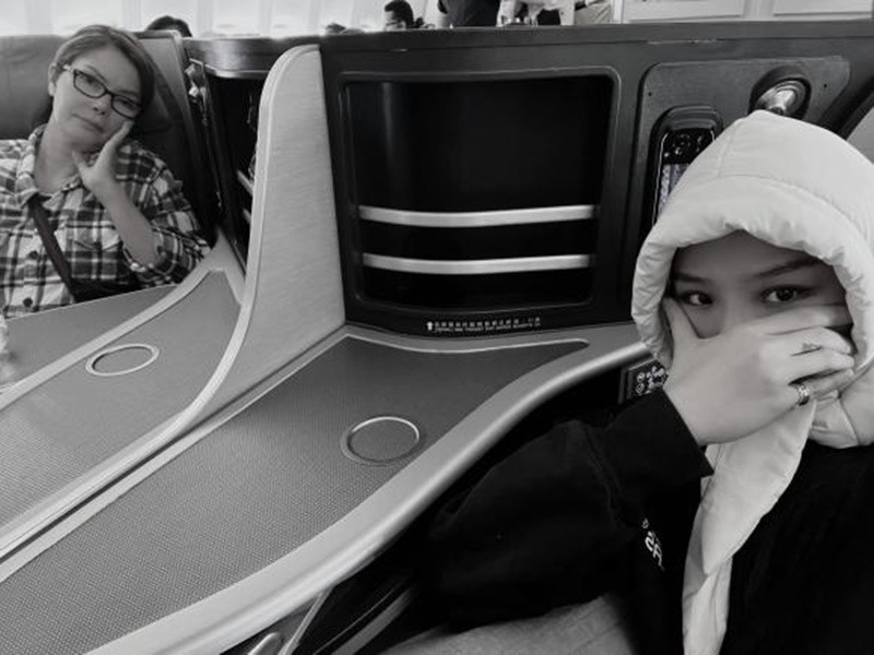 Ít ngày trước, Miu Lê cập nhật hình ảnh trên chuyến bay về với bố ruột. Ảnh: FBNV