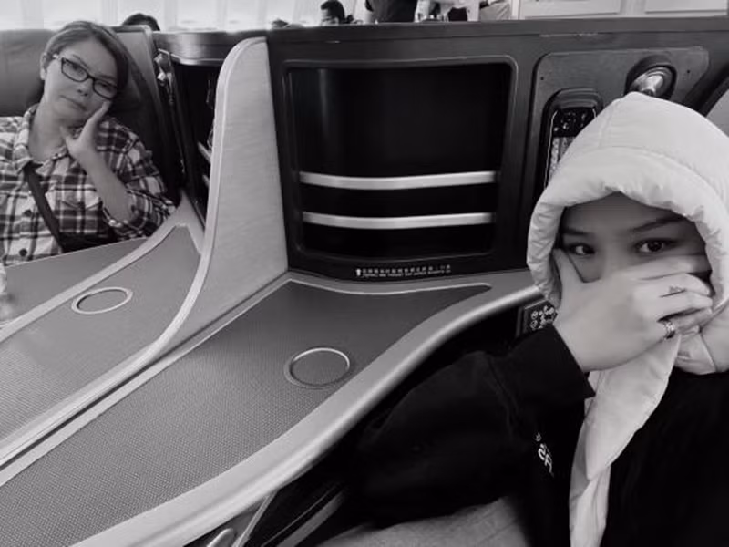 Ít ngày trước, Miu Lê cập nhật hình ảnh trên chuyến bay về với bố ruột. Ảnh: FBNV