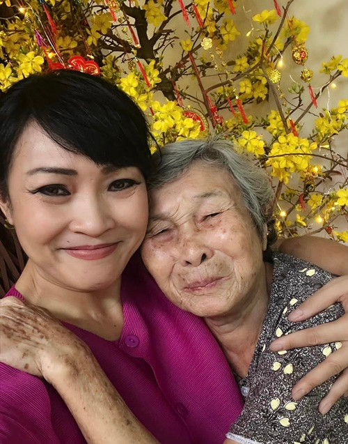 Phương Thanh đang có cuộc sống bình yên bên mẹ và con gái.