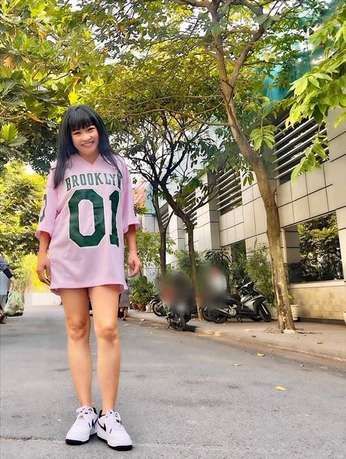 Chị Chanh ăn mặc năng động ở đời thường.