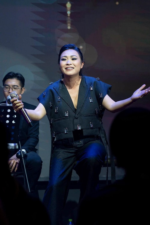 Ở tuổi 50, chị Chanh vẫn miệt mài đi hát, ra sản phẩm âm nhạc.