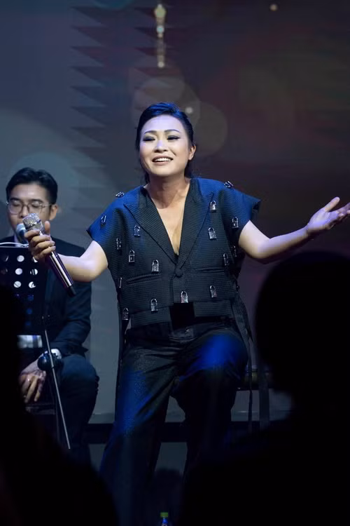 Ở tuổi 50, chị Chanh vẫn miệt mài đi hát, ra sản phẩm âm nhạc.