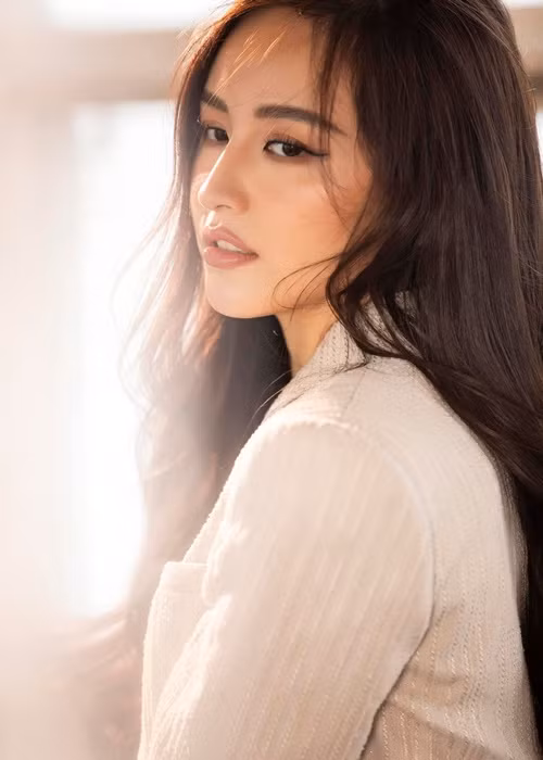 Hơn 10 năm qua, Mai Phương Thúy có một người bạn trai. Cô không công khai danh tính và hình ảnh của nửa kia nhưng đã có những tiết lộ đáng chú ý. Người đẹp từng cho biết, cô và bạn trai rành mạch trong vấn đề tiền bạc, tiền của ai người đó giữ. Tuy nhiên, Mai Phương Thúy thỉnh thoảng vẫn vay bạn trai tiền để đầu tư hay để anh lo chi phí bình thường. Ảnh: FBNV