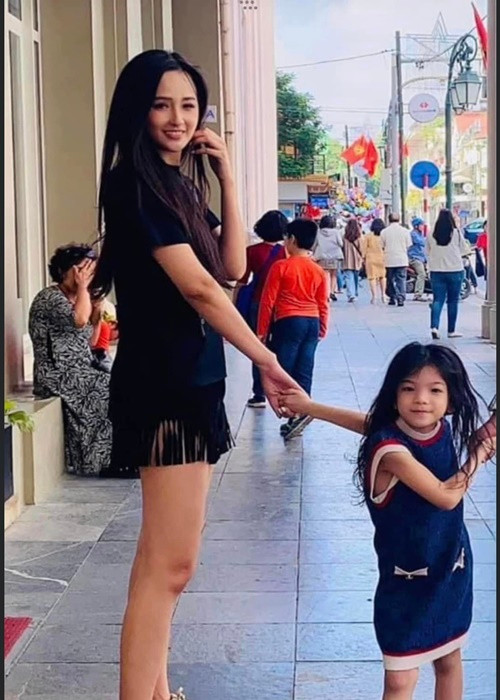 Mai Phương Thúy có một cô con gái nuôi tên Ella. Chị Phương Châm - mẹ bé Ella chia sẻ trên Dân Việt: "Sự thật tôi mới là mẹ đẻ của Ella chứ không phải như dân mạng đồn đoán bé là con của Thúy và một vị đại gia. Hoa hậu Mai Phương Thúy là mẹ nuôi con tôi. Trước đó, khi tôi sinh con gái, Thúy vào phòng sinh và cắt dây rốn, đỡ đầu cho con gái”. Ảnh: Dân Việt