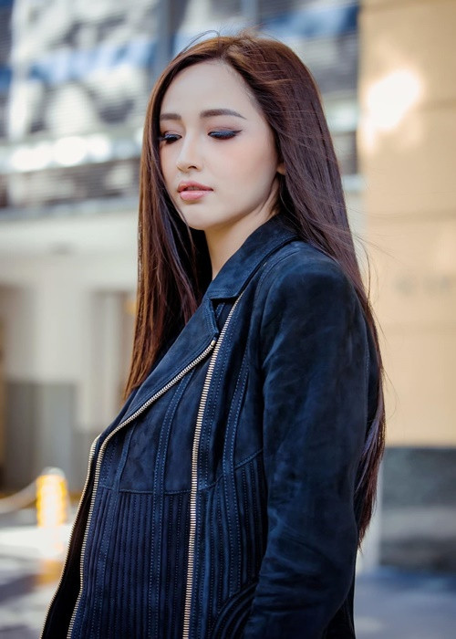 “Cuối cùng cũng có thể khóc cho anh. Ngày anh đi, em đã không rơi nước mắt. Chỉ đêm qua khi thấy anh về thăm em trong giấc mơ, nở nụ cười hạnh phúc khi anh sống em chưa từng thấy. Em mới biết, anh thực sự đã bình yên. Sau này khi gặp lại em sẽ là bà cụ tóc bạc phơ, anh liệu có nắm tay em như những ngày xưa ấy”, Mai Phương Thúy nghẹn ngào viết. Ảnh: FBNV