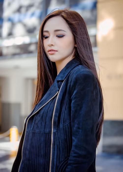 “Cuối cùng cũng có thể khóc cho anh. Ngày anh đi, em đã không rơi nước mắt. Chỉ đêm qua khi thấy anh về thăm em trong giấc mơ, nở nụ cười hạnh phúc khi anh sống em chưa từng thấy. Em mới biết, anh thực sự đã bình yên. Sau này khi gặp lại em sẽ là bà cụ tóc bạc phơ, anh liệu có nắm tay em như những ngày xưa ấy”, Mai Phương Thúy nghẹn ngào viết. Ảnh: FBNV