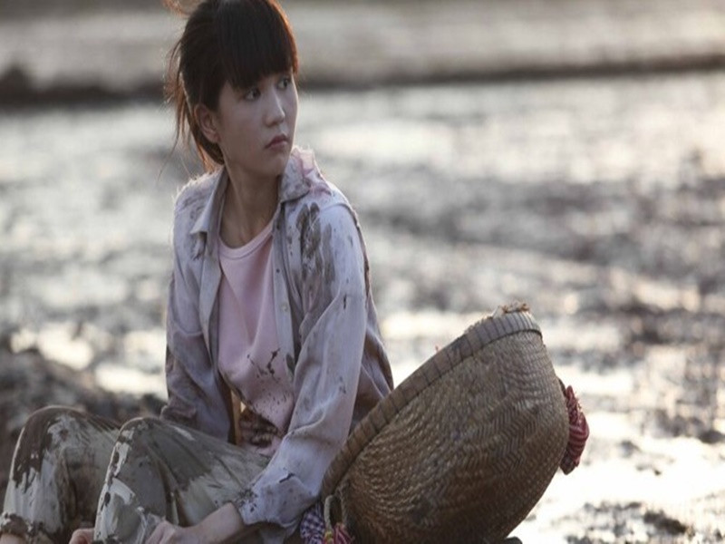 "Vòng eo 56” tái hiện lại hành trình “từ quê lên phố” của Ngọc Trinh. Trái ngược với dự tính ban đầu muốn mọi người hiểu thêm về mình, cô bị nhiều cư dân mạng dùng bộ phim để cười nhạo. Ảnh: Tiền Phong