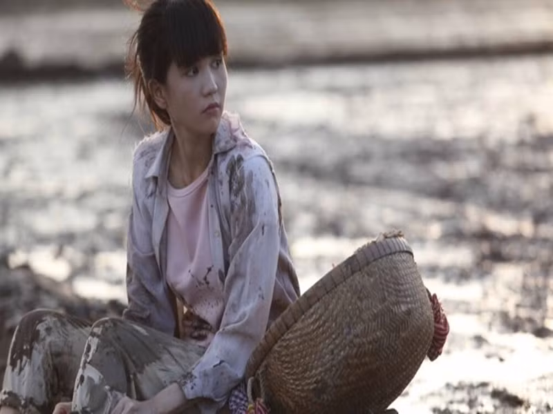 "Vòng eo 56” tái hiện lại hành trình “từ quê lên phố” của Ngọc Trinh. Trái ngược với dự tính ban đầu muốn mọi người hiểu thêm về mình, cô bị nhiều cư dân mạng dùng bộ phim để cười nhạo. Ảnh: Tiền Phong