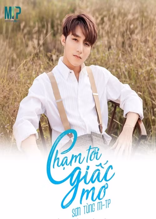 Năm 2017, Sơn Tùng M-TP ra mắt tự truyện “Chạm tới giấc mơ”. Cuốn sách kể về năm tháng tuổi thơ của nam ca sĩ bên bố mẹ, cuộc hội ngộ, chia tay cùng hai ông bầu và sự nghiệp solo. Ảnh: Thế giới điện ảnh