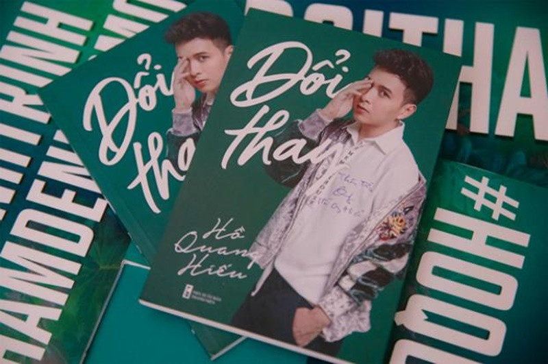 Hồ Quang Hiếu ra mắt cuốn tự truyện "Đổi thay" năm 2019. Nam ca sĩ cho biết, những gì mà khán giả thấy bên ngoài chỉ là 20% bề nổi của tảng băng chìm, 80% còn lại được anh tâm sự trong sách. Ảnh: Sức khỏe và đời sống