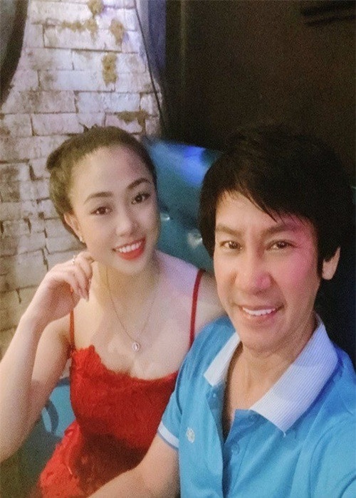 Lê Huỳnh chiều chuộng Mỹ Linh. Sáng anh chở vợ đi ăn sáng, đi chợ. Lê Huỳnh cũng thường xuyên đưa đón vợ đi diễn, san sẻ công việc nhà với vợ và luôn chủ động làm lành khi cô giận. Ảnh: Phụ nữ Việt Nam