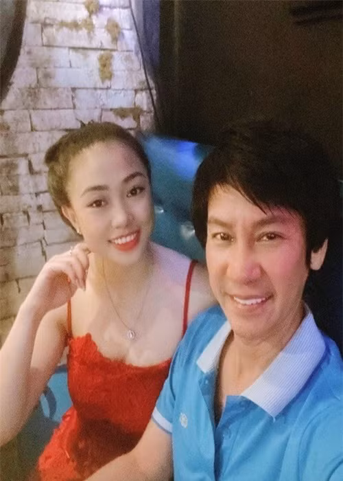 Lê Huỳnh chiều chuộng Mỹ Linh. Sáng anh chở vợ đi ăn sáng, đi chợ. Lê Huỳnh cũng thường xuyên đưa đón vợ đi diễn, san sẻ công việc nhà với vợ và luôn chủ động làm lành khi cô giận. Ảnh: Phụ nữ Việt Nam