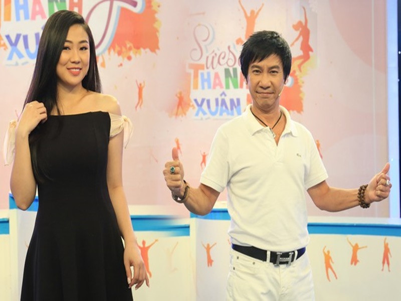 Danh hài Lê Huỳnh đang gắn bó với diễn viên Mỹ Linh. Nữ diễn viên sinh năm 1993, kém Lê Huỳnh đến 29 tuổi. Lê Huỳnh từng chia sẻ, vợ tuy trẻ nhưng lại có tâm hồn hòa quyện với anh từ cách ăn mặc, sở thích cho tới thói quen, lối sống. Ảnh: Tiền Phong