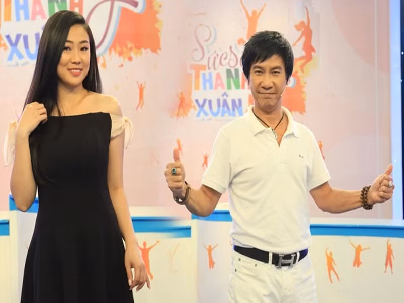 Danh hài Lê Huỳnh đang gắn bó với diễn viên Mỹ Linh. Nữ diễn viên sinh năm 1993, kém Lê Huỳnh đến 29 tuổi. Lê Huỳnh từng chia sẻ, vợ tuy trẻ nhưng lại có tâm hồn hòa quyện với anh từ cách ăn mặc, sở thích cho tới thói quen, lối sống. Ảnh: Tiền Phong