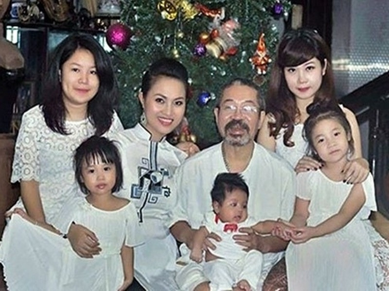 Theo Gia đình và Xã hội, Hoài Thu từng chia sẻ, dù chồng hơn cô nhiều tuổi nhưng trong tình yêu, anh lại luôn sống với lứa tuổi của cô. “Lãng mạn và nhiệt huyết đến khó tin. Có hôm tôi diễn tỉnh, xong cũng cỡ 9-10h tối, chỉ cần tôi nhắn tin muốn gặp là anh lại phi xe hàng trăm cây số xuống gặp. Ngược lại, nhiều khi anh phải đi dựng cho đoàn không về, nửa đêm tôi vẫn phóng xe đến để gặp chồng”, nữ diễn viên chèo tâm sự. Ảnh: Vietnamnet