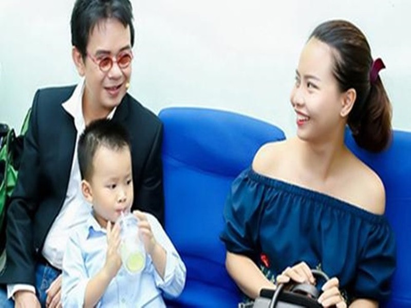Nhạc sĩ Đức Huy chia sẻ trên Người lao động về bí quyết giữ lửa hôn nhân: “Trong cuộc sống, trước hết là phải có tình yêu dành cho nhau trọn vẹn. Có thể chính nhờ sự hiểu biết và quý trọng lẫn nhau nên vợ chồng tôi không có vấn đề xa cách, khi một người nói người kia lắng nghe. Chúng tôi không cùng nói một lúc. Trong nhà có việc gì cần thì người có thể làm cứ làm, đừng so đo phân bì việc của người này việc của người kia, hãy cho nhau những ánh mắt và lời nói thân thiện thay vì soi mói những yếu kém của người kia và phải biết không nói gì khi cần im lặng để tình hình được ổn định nhanh chóng. Thú thật tôi không thể nhớ được lần cuối chúng tôi cãi nhau mà giận nhau quá nửa ngày là khi nào”. Ảnh: Dân Việt