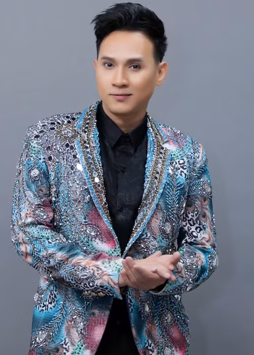 "Nghề nào mà không phải lao động vất vả mới thành công nếu không muốn nói có nhiều lần thất bại để đạt được ý nguyện hả em? Hãy để những giọt nước mắt làm nên giá trị cao đẹp và lòng biết ơn hơn là sự oán trách hờn dỗi khi chúng ta đang theo đuổi một nghề vô cùng tốt mà bao nhiêu người mong ước", Nguyên Vũ chia sẻ thêm. Ảnh: Dân Việt