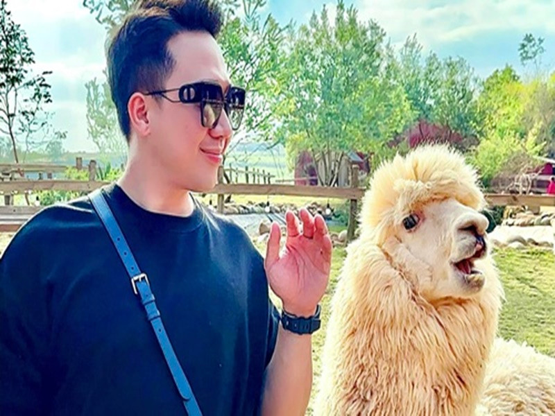 Từ sau lùm xùm tại rạp chiếu phim, Trấn Thành liên tục bị cư dân mạng “cà khịa”. Nam danh hài đáp trả khi có quá nhiều bình luận trái chiều: “Tui thích riêng tư nên cứ gọi tui là Mr. Riêng Tư. Tên này cũng cưng như cái tên Thành Cry! Chịu! Nhận luôn. Khỏi khịa. Cho vừa lòng mấy thánh”. Ảnh: FBNV