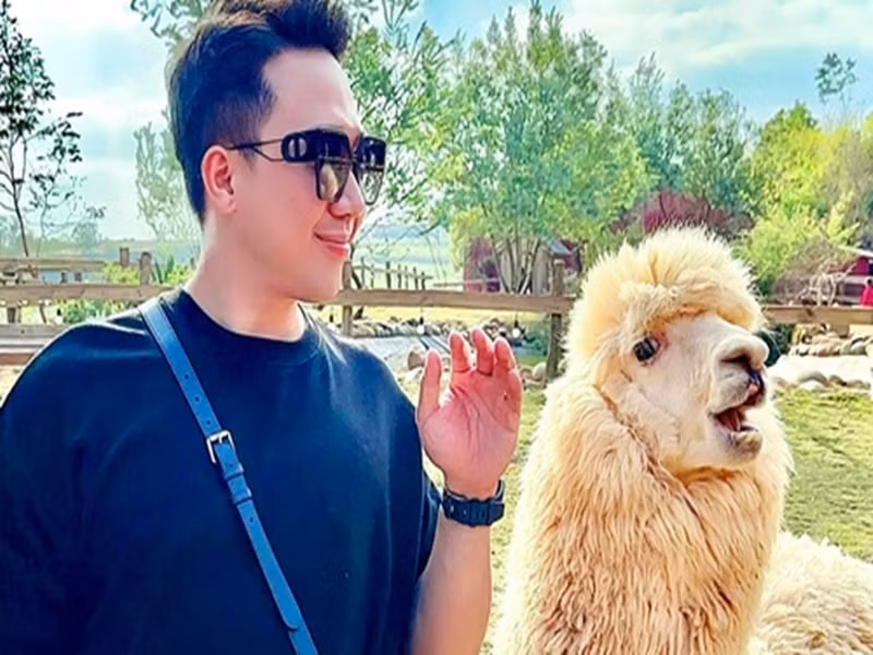 Từ sau lùm xùm tại rạp chiếu phim, Trấn Thành liên tục bị cư dân mạng “cà khịa”. Nam danh hài đáp trả khi có quá nhiều bình luận trái chiều: “Tui thích riêng tư nên cứ gọi tui là Mr. Riêng Tư. Tên này cũng cưng như cái tên Thành Cry! Chịu! Nhận luôn. Khỏi khịa. Cho vừa lòng mấy thánh”. Ảnh: FBNV