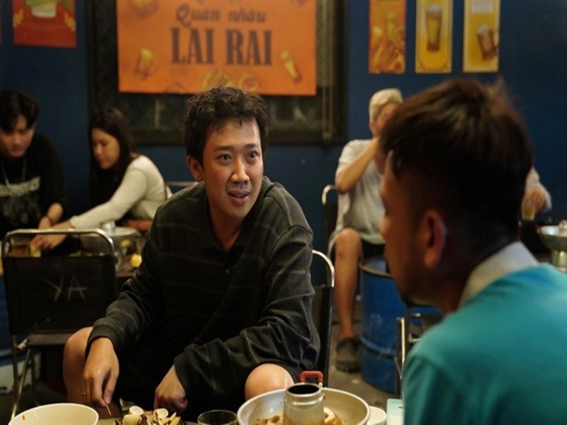 Đầu năm 2023, Trấn Thành ra mắt phim "Nhà bà Nữ". Phim có doanh thu "khủng" nhưng bị chỉ trích chửi thề vô tội vạ. Giữa ồn ào, nam MC phân trần: "Có một số ý kiến cho rằng phim này chửi nhiều quá nhưng thực ra, nếu ai đã từng sống ở thành phố một thời gian sẽ thấy nhiều gia đình hiện nay vẫn còn như thế. Tôi chỉ sao chép lại đúng cuộc sống, nó như thế nào thì phim là như thế. Tôi muốn mang những gì gần gũi nhất đến với khán giả để mọi người thấy rằng một bộ phim làm ra không chỉ để chúng ta học mà còn để chúng ta tránh. Có những hình ảnh xấu hoặc không hay, mình phải tránh đi. Nếu mình không muốn có kết cục như những nhân vật trong phim thì nên tránh". Ảnh: Người lao động