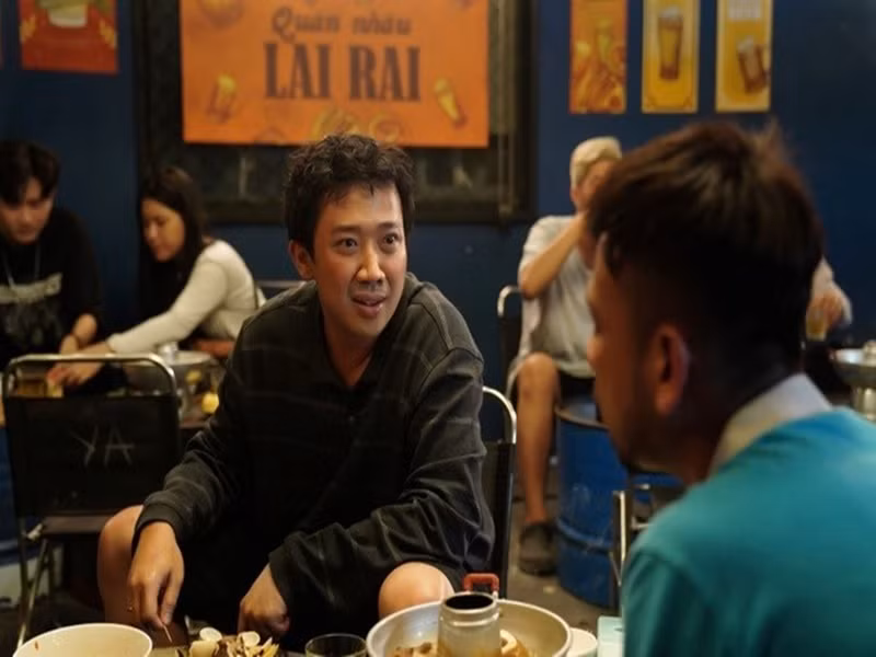 Đầu năm 2023, Trấn Thành ra mắt phim "Nhà bà Nữ". Phim có doanh thu "khủng" nhưng bị chỉ trích chửi thề vô tội vạ. Giữa ồn ào, nam MC phân trần: "Có một số ý kiến cho rằng phim này chửi nhiều quá nhưng thực ra, nếu ai đã từng sống ở thành phố một thời gian sẽ thấy nhiều gia đình hiện nay vẫn còn như thế. Tôi chỉ sao chép lại đúng cuộc sống, nó như thế nào thì phim là như thế. Tôi muốn mang những gì gần gũi nhất đến với khán giả để mọi người thấy rằng một bộ phim làm ra không chỉ để chúng ta học mà còn để chúng ta tránh. Có những hình ảnh xấu hoặc không hay, mình phải tránh đi. Nếu mình không muốn có kết cục như những nhân vật trong phim thì nên tránh". Ảnh: Người lao động