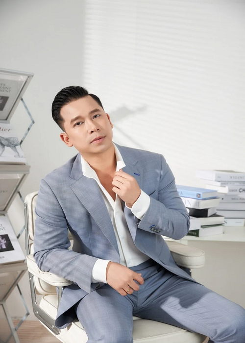 Ca sĩ Lê Hoàng nhóm The Men lại ẩn ý “cà khịa” Trấn Thành. Cụ thể, trên trang cá nhân, Lê Hoàng vừa viết: “Ngồi chờ máy bay mới đọc tin tức, vừa thấy xàm vừa thấy hài hài. Theo mình làm nghề nào không thành công cũng khổ, thành công thì nghề nào cũng sướng. Làm nghệ thuật mà thành công thì sướng nhất rồi. Còn đòi gì nữa. Bạn chỉ khổ khi mà thành công rồi vẫn phải diễn thôi". Ảnh: VTC