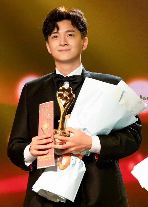 5 năm qua, sự nghiệp của Ngô Kiến Huy lên như diều gặp gió. Anh đắt show làm MC, gameshow, ca hát. Ảnh: FBNV