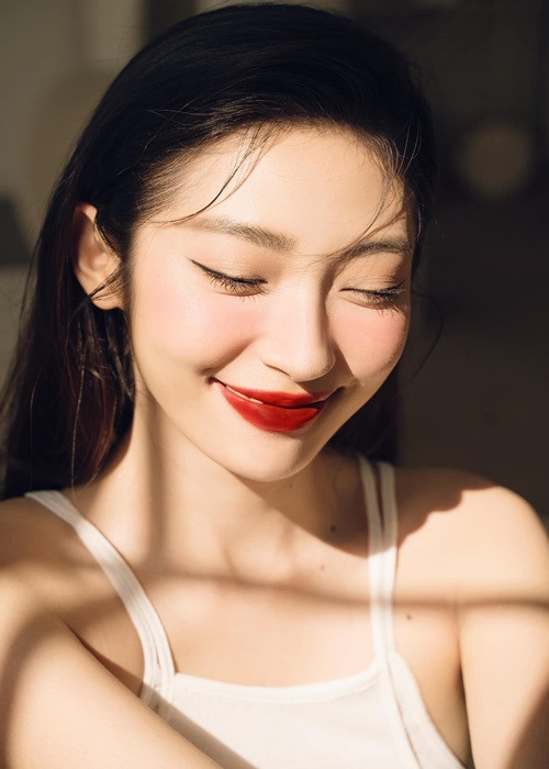 Khổng Tú Quỳnh vướng nghi vấn có bạn trai mới vào năm 2022. Phía nữ ca sĩ từ chối tiết lộ chuyện tình cảm. Ảnh: FBNV