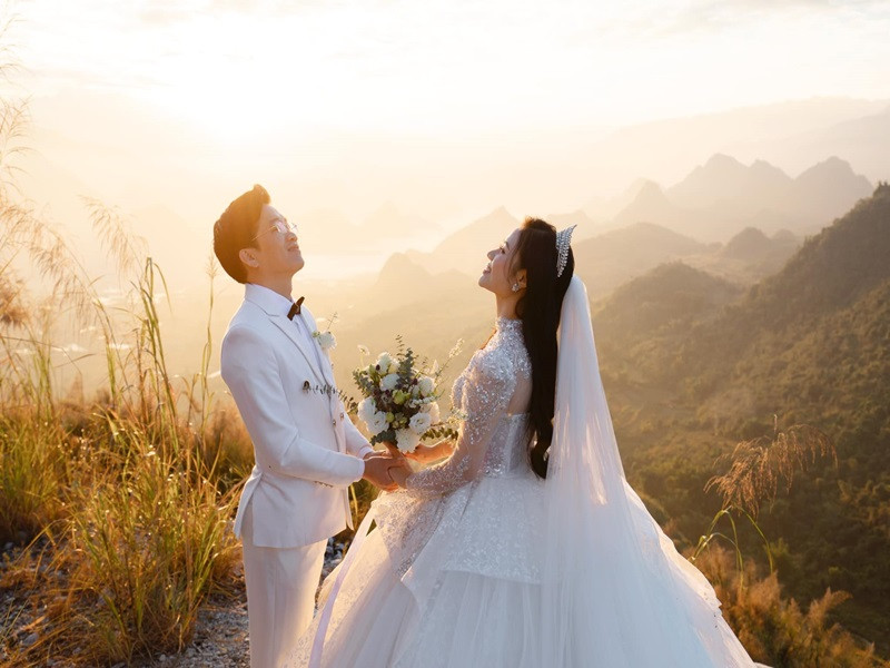 Dịp sinh nhật Tiến Thịnh, nữ ca sĩ viết: “Cuộc đời này gặp được ai đó là duyên và em đã gặp anh đó cũng là phận. Hy vọng duyên phận của chúng ta sẽ mãi mãi bên nhau suốt cuộc đời này. Cảm ơn anh, cảm ơn anh đã đến bên em và cho em biết thế nào là hạnh phúc, là niềm vui. Cuộc đời em là một đường thẳng vì gặp anh mà rẽ ngang đó. Anh biết không ạ? Ngã rẽ này nhất định sẽ sang 1 trang mới phải thật tốt đẹp anh nhé! Hy vọng chúng ta sẽ mãi mãi bên nhau, cùng nhau bước qua mọi sóng gió của cuộc đời nghe anh. Chúc anh yêu tuổi mới thật nhiều niềm vui, ấm áp và hạnh phúc, thành công ạ!...".