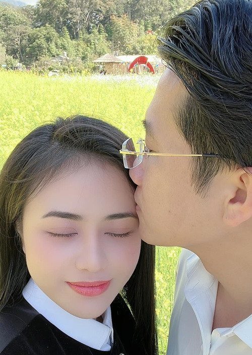 Vào bếp nấu ăn cho Lương Hải Yến, Tiến Thịnh nhắn nhủ vợ: “Chồng chưa bao giờ cắm hoa và nấu cơm cho ai ăn đâu đấy, vợ là người đặc biệt nhất nên chồng muốn làm dành để tặng vợ”.