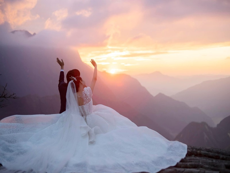 "...Em vẫn chưa thể nghĩ ra được món quà nào để thể hiện hết tình yêu em dành cho anh. Em chỉ biết mỗi ngày sẽ yêu anh nhiều hơn, quan tâm và chăm sóc anh nhiều hơn nữa để anh luôn được mạnh khỏe yên tâm công tác và bình yên nơi em. Khi chụp ảnh cưới anh nói rằng: “Bộ ảnh cưới của vợ chồng mình đón được cả bình minh lẫn hoàng hôn…1 cái kết có hậu”. Nhất định sẽ phải là một cái kết có hậu anh nhé. Em yêu anh, trọn đời bên anh”, "sao Mai" Lương Hải Yến viết.