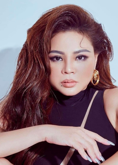 Ngoài sửa mũi, mắt, Lê Giang nâng ngực, tiêm chất làm đầy, căng da mặt bằng chỉ, độn cằm, botox ở môi.