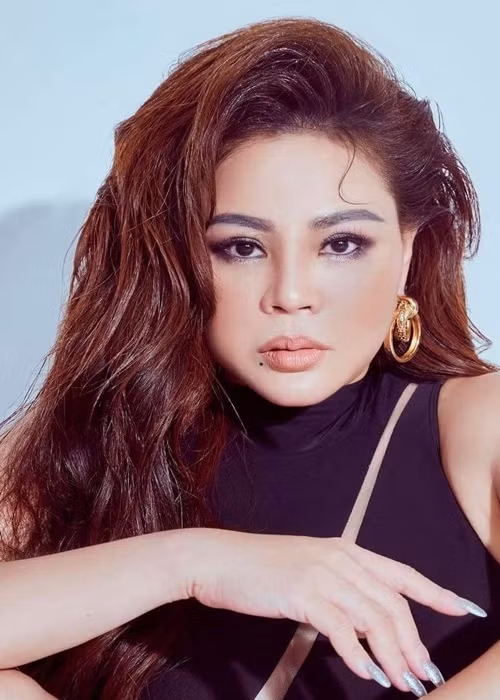 Ngoài sửa mũi, mắt, Lê Giang nâng ngực, tiêm chất làm đầy, căng da mặt bằng chỉ, độn cằm, botox ở môi.