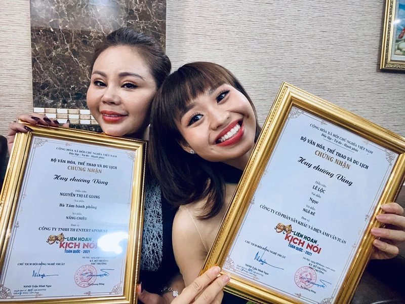 “Tôi nhiều lần hỏi con mẹ đẹp không. Nói như vậy, tôi tưởng con gái sẽ ừ mẹ sửa đẹp thật nhưng Lê Lộc bảo: Vâng mẹ đẹp thật đó nhưng con không sửa vì con đã đẹp tự nhiên rồi”, Lê Giang chia sẻ trên Dân Trí.