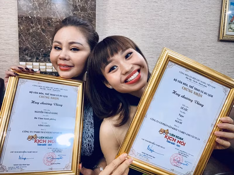 “Tôi nhiều lần hỏi con mẹ đẹp không. Nói như vậy, tôi tưởng con gái sẽ ừ mẹ sửa đẹp thật nhưng Lê Lộc bảo: Vâng mẹ đẹp thật đó nhưng con không sửa vì con đã đẹp tự nhiên rồi”, Lê Giang chia sẻ trên Dân Trí.