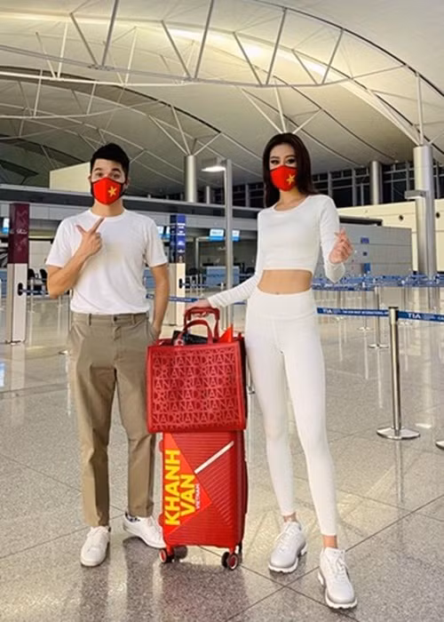 CEO Bảo Hoàng đã hỗ trợ phiên dịch trong cuộc trò chuyện giữa Khánh Vân và bà Olivia Quido - nữ doanh nhân người Philippines, đồng thời là một trong những nhà tài trợ của cuộc thi. Ngoài ra, nam CEO này không ngại ủi đồ, thay stylist hỗ trợ Khánh Vân trong buổi chụp hình.