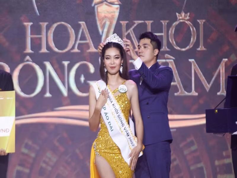 Nam CEO từ chối biệt danh “ông trùm hoa hậu”. “Tôi chỉ muốn là người đứng sau, hỗ trợ các thí sinh, các người đẹp. Rộng hơn, tôi muốn trở thành người kinh doanh, nhà hoạt động giáo dục”, Bảo Hoàng nói.