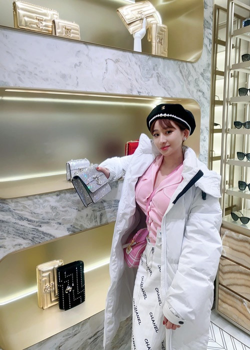 Vợ cũ Hồ Quang Hiếu thường xuyên khoe cuộc sống xa hoa. Cô mua sắm hàng hiệu, có những chuyến du lịch sang chảnh. Ảnh: FBNV