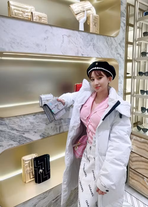 Vợ cũ Hồ Quang Hiếu thường xuyên khoe cuộc sống xa hoa. Cô mua sắm hàng hiệu, có những chuyến du lịch sang chảnh. Ảnh: FBNV