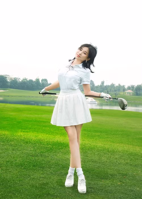 Người đẹp đầu tư hàng hiệu cho thú vui đánh golf. "Khi vừa nhập môn, tôi đã sắm một loạt phụ kiện, quần áo từ những thương hiệu của Hàn Quốc và châu Âu vì thiết kế đó hợp với tính cách của tôi. Tôi không có khái niệm một bộ đồ chỉ mặc duy nhất một lần, nhưng bộ nào đã lên ảnh rồi thì sẽ không mặc lại", Ivy Lê chia sẻ. Ảnh: FBNV